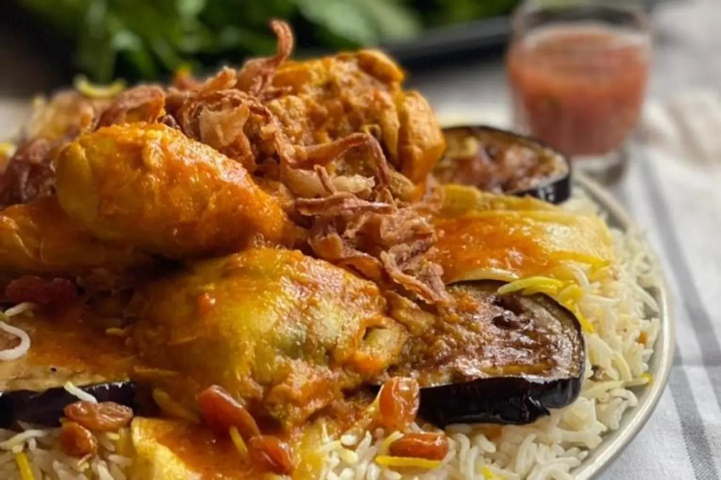 قدر الطيبين على الفحم مقلوبة