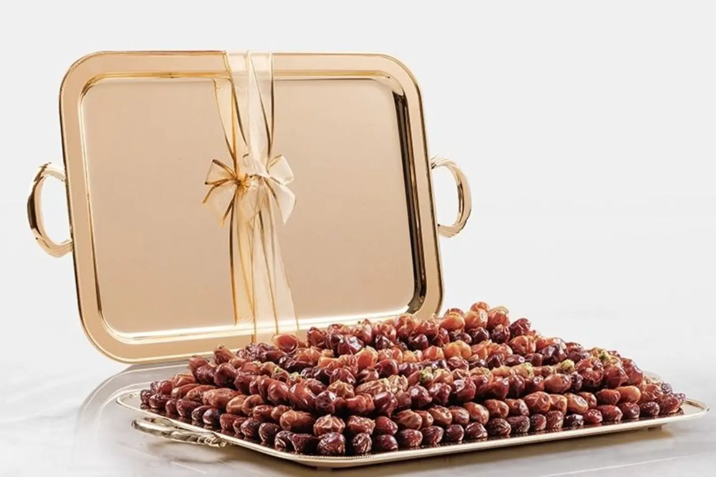 صينية ذهبية بمقبض