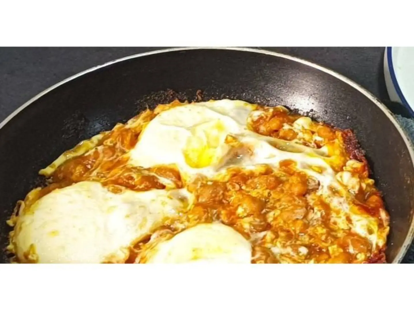 فاصولياء حمراء مع البيض