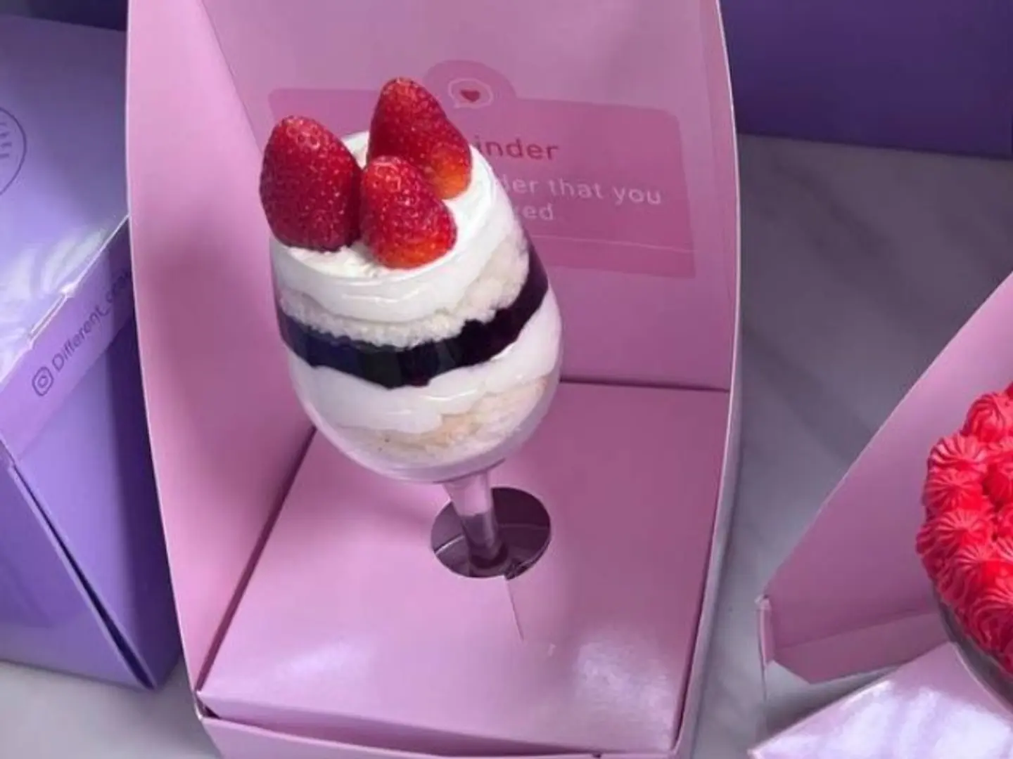 كيك في الكوب ابيض