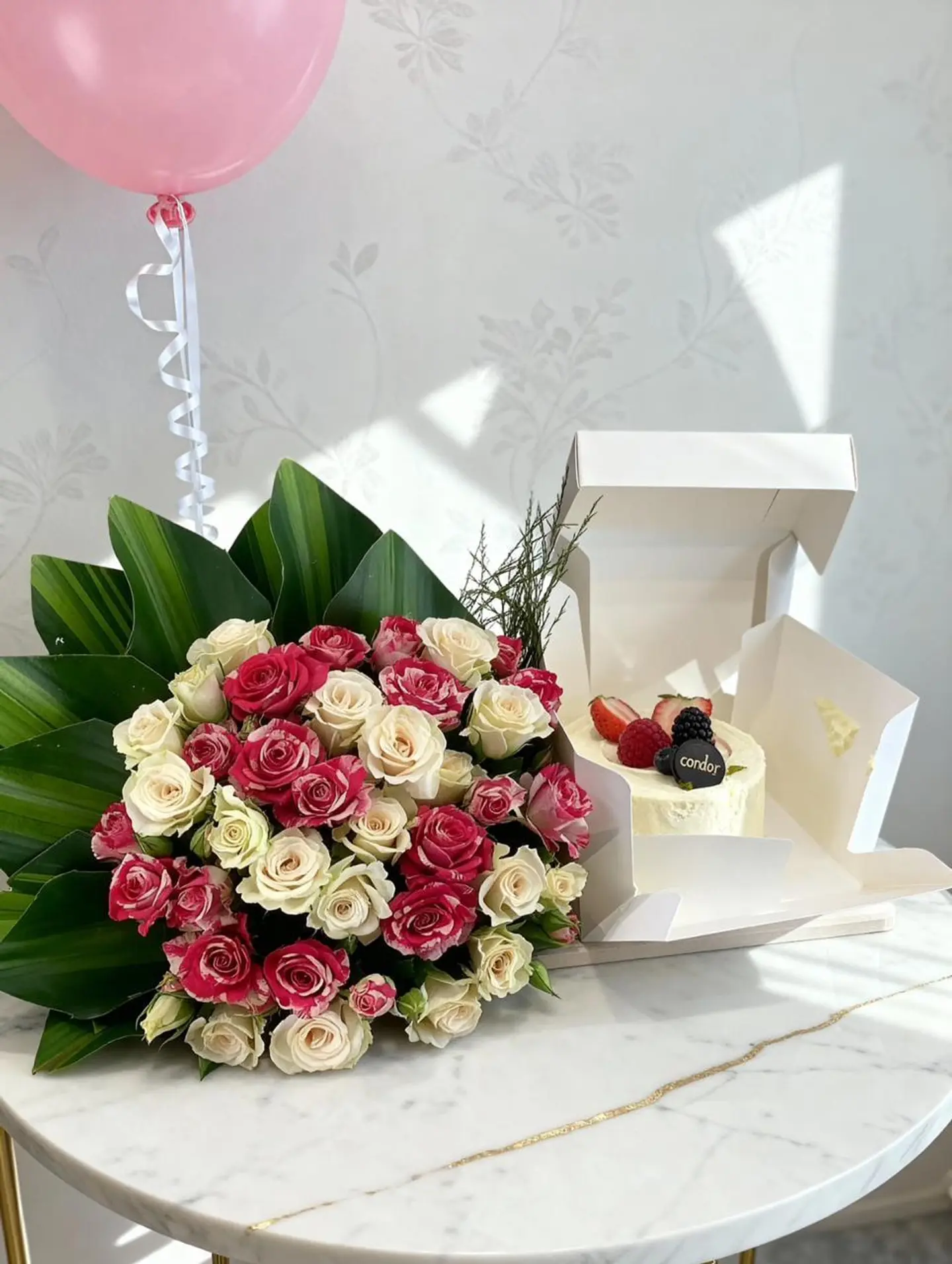 كانديرا مع ستاند مع تنسيق ورد