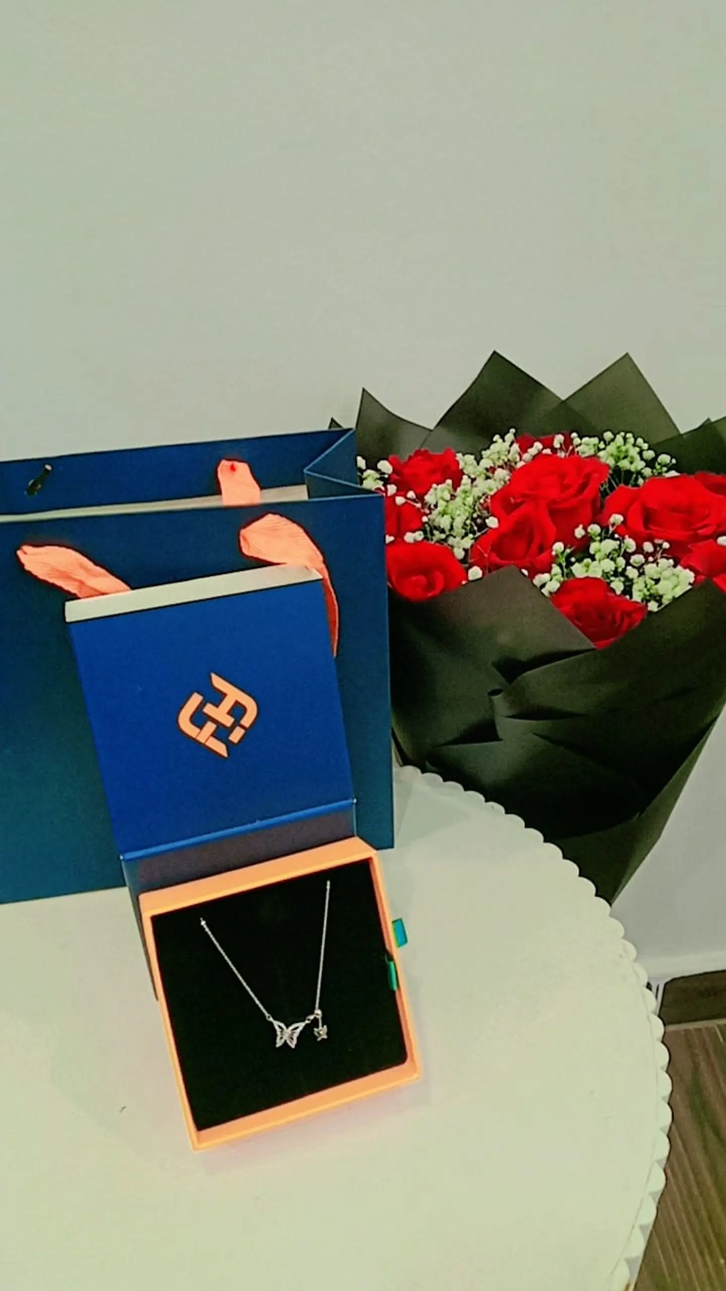 Brand Fashion Butterfly Chain And A Bouquet Of Flowers