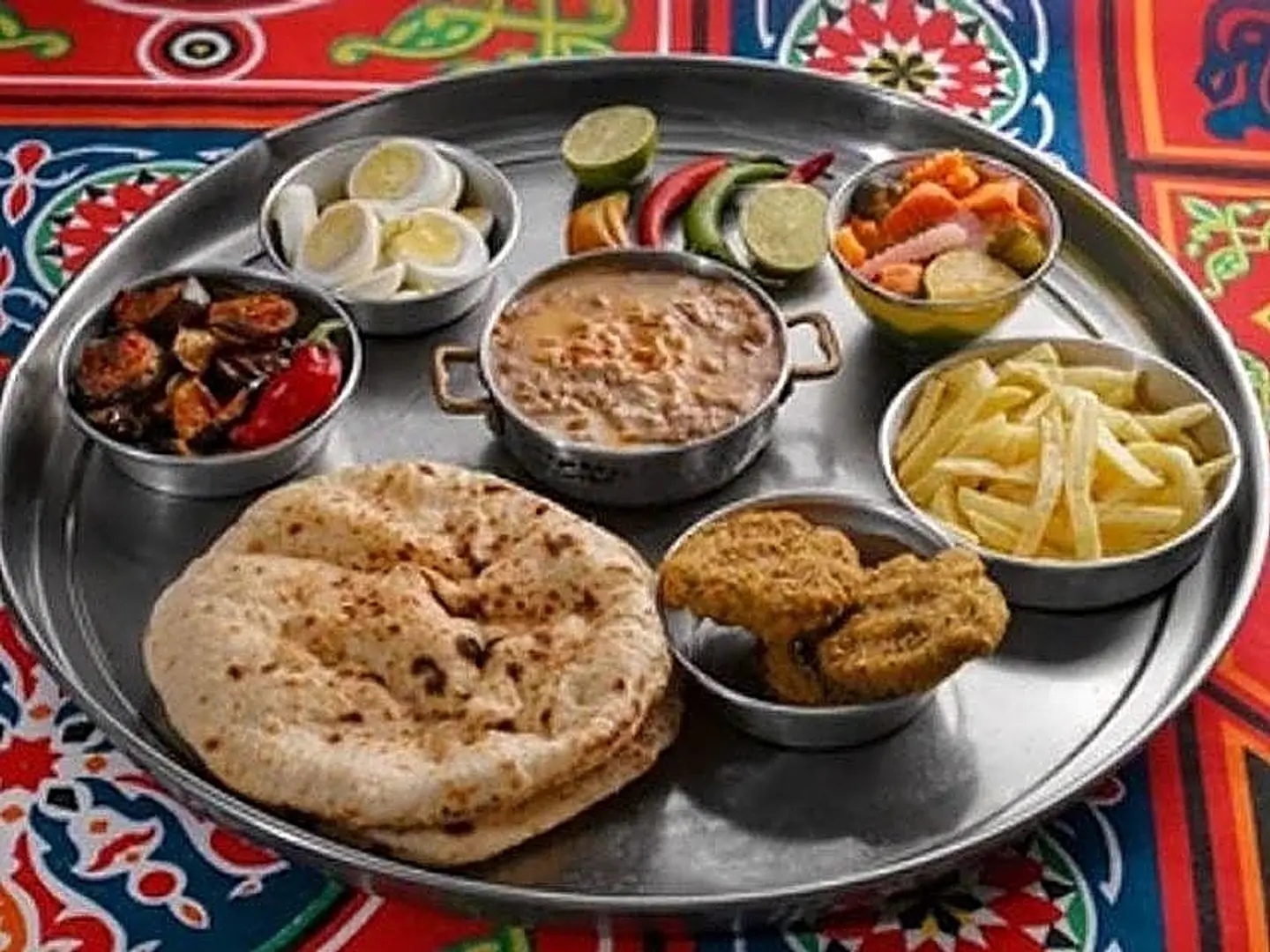 طبق فول وطعمية وبدنجان مخلل وبيض ومخلل وبطاطس