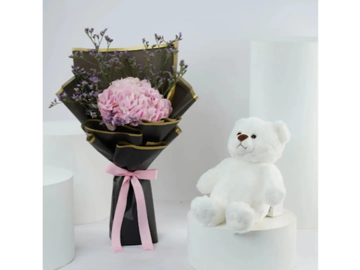 مجموعة كوبية وردية مع دب