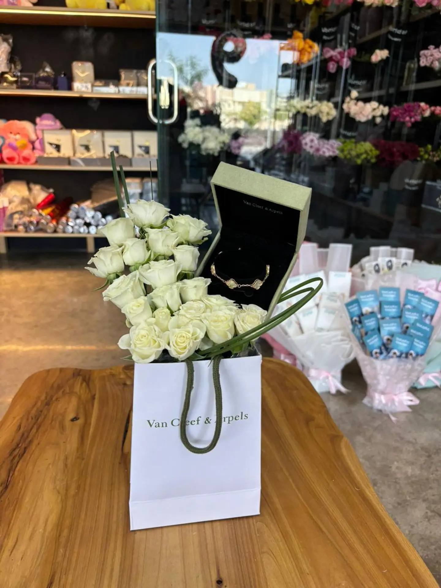 Necklace From Van Cleef Brand With White Roses