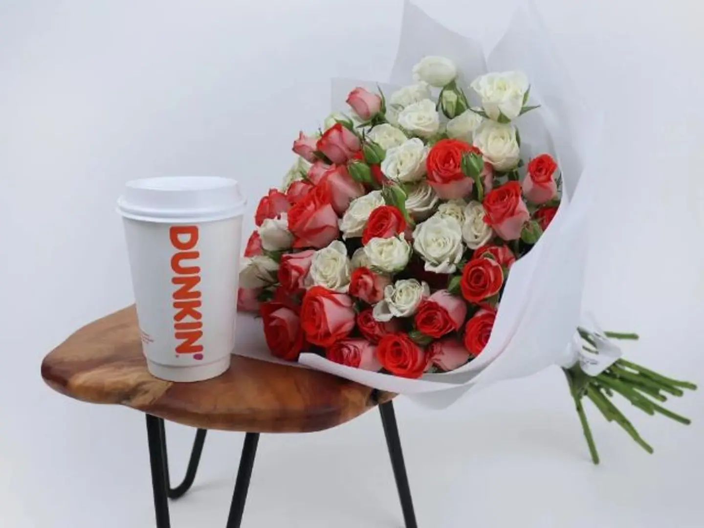 باقة ورد مع كوب قهوة