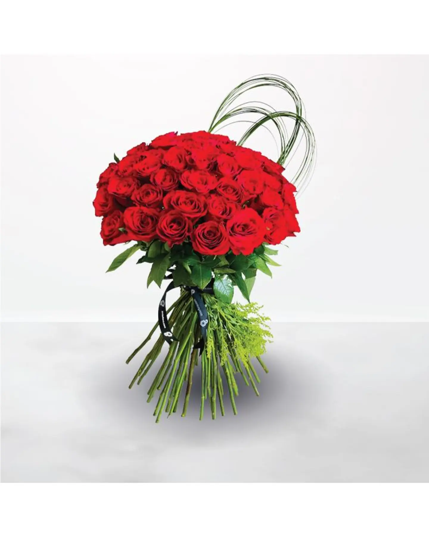 باقة - ما دُمتُ أشعرُ في هَواكَ يُحيطُ بي، سأنامُ ليلي والسُرورُ مُعانقي.