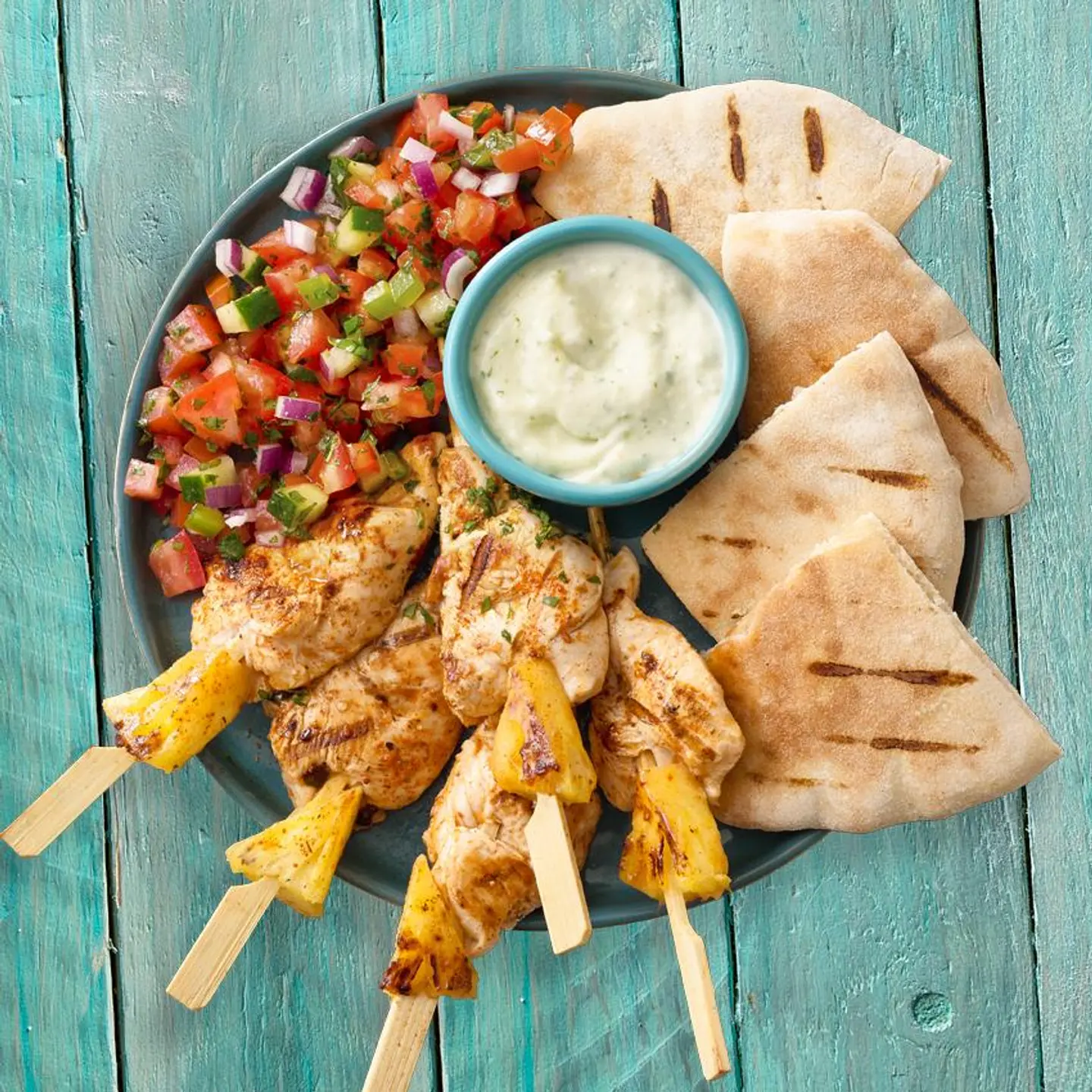 أسياخ الدجاج والأناناس بخبز البيتا مع الصله الحاره