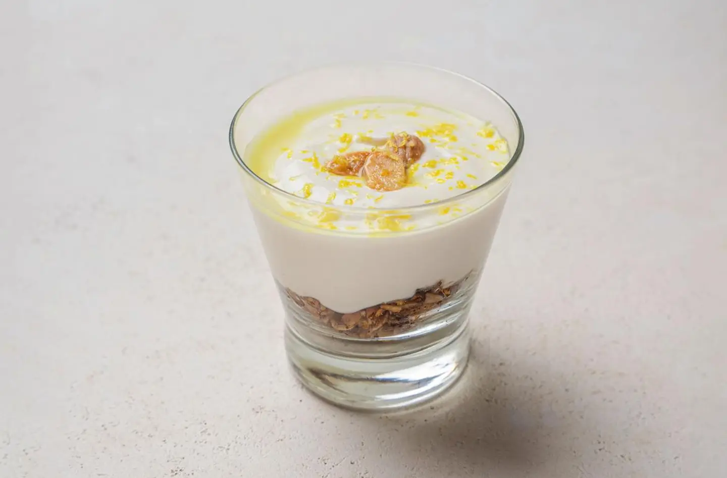 كوب الزبادي مع الزنجبيل والليمون