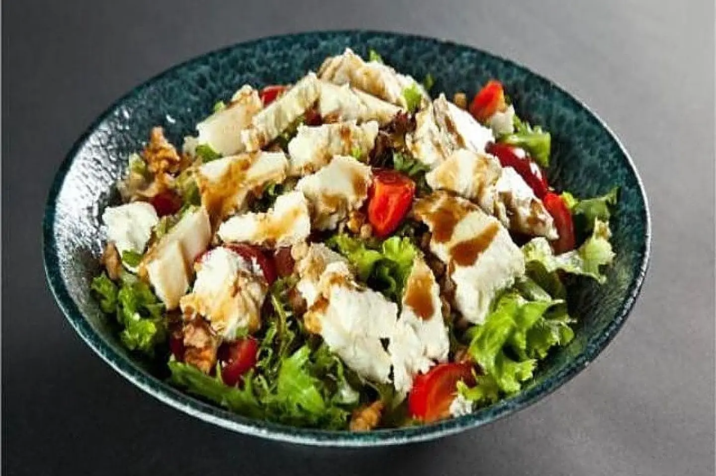 سلطة خضراء مع جبنة تولوم