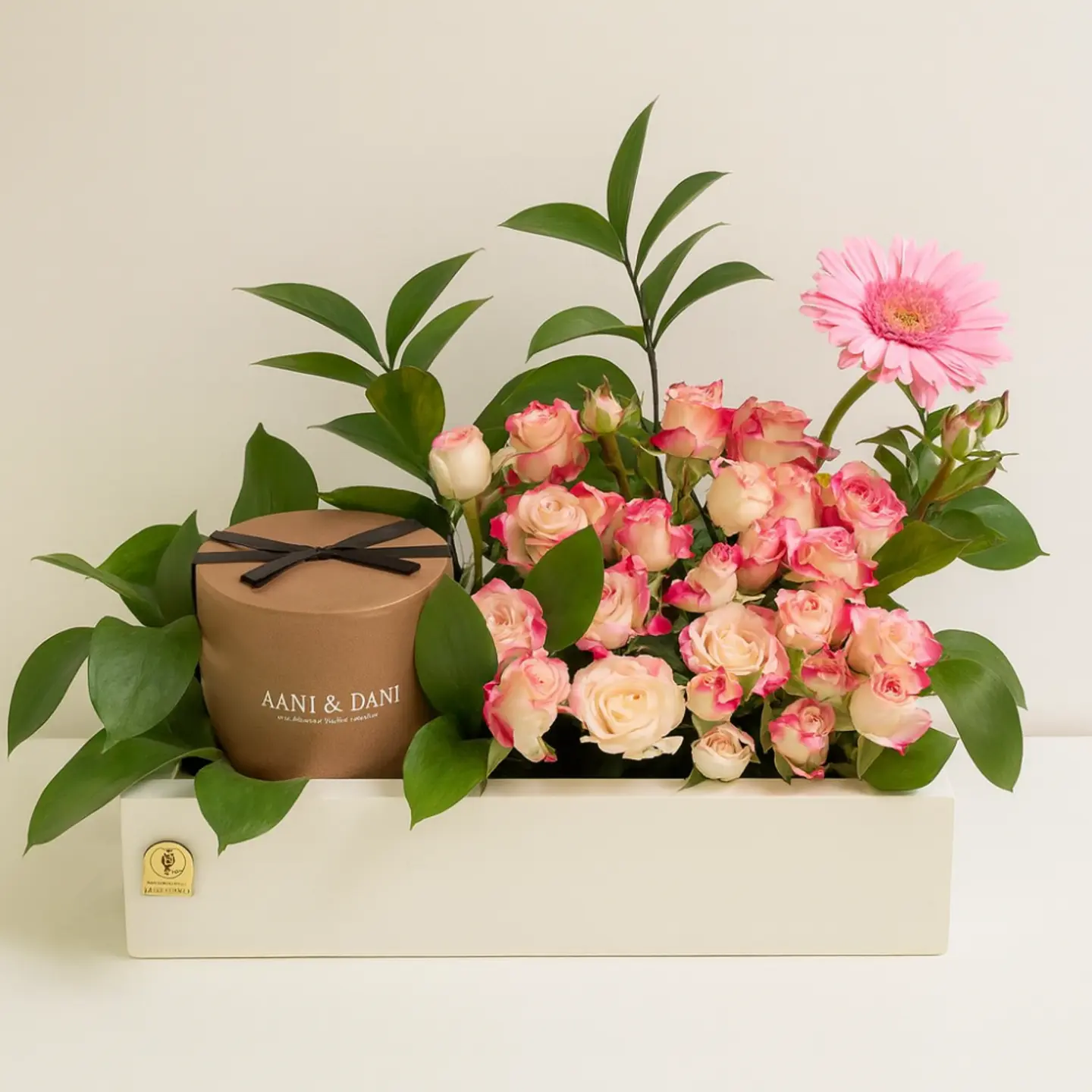 شوكليت اني وداني مع قاعده بالورود الطبيعيه