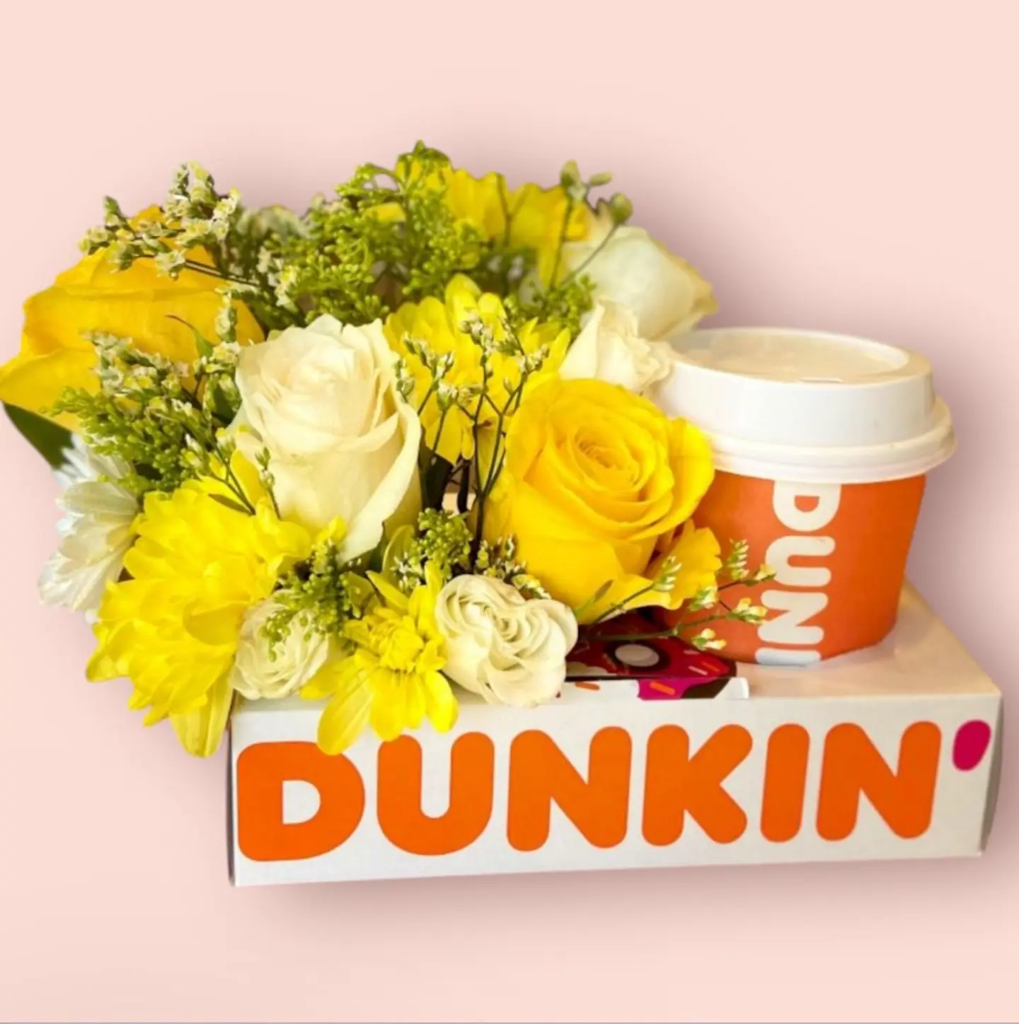 كبتشينو مع ورد اصفر و ابيض