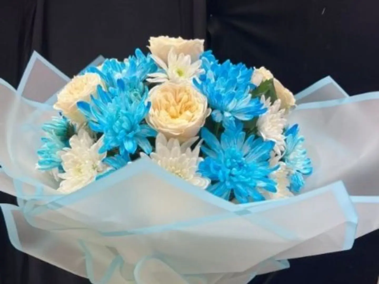 بوكيه جوري لأبيض 7 مع كريز أزرق 8 مغلف أزرق فاتح