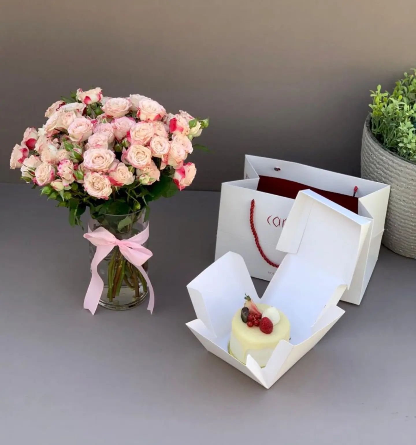 A Bouquet Of Sweetness With A Kandera Cake