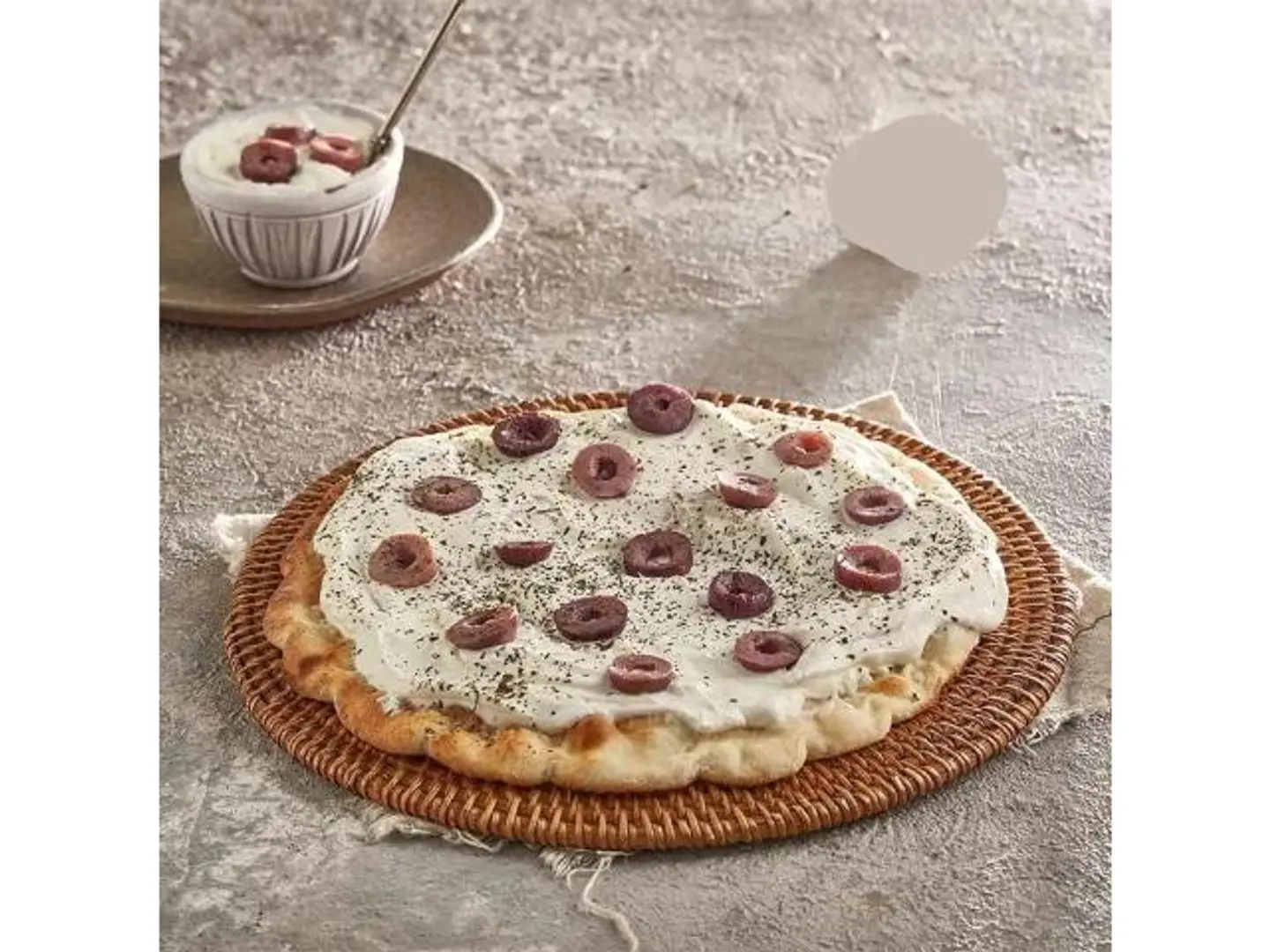 لبنة بالزعتر والزيتون