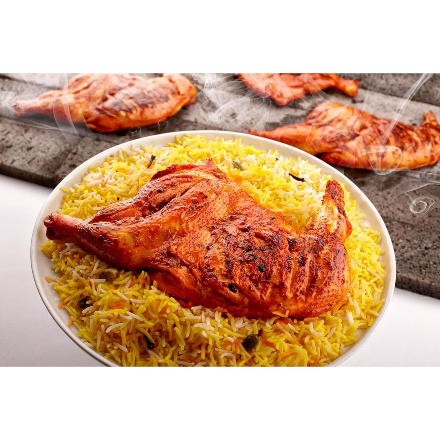 نصف دجاجة مدفون مثلوثة