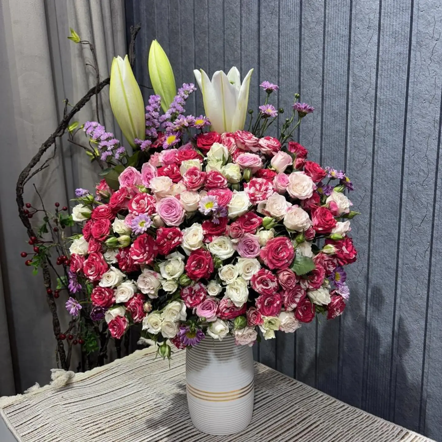 فازة بتدرجات الوردي والأبيض في فازة أنيقة