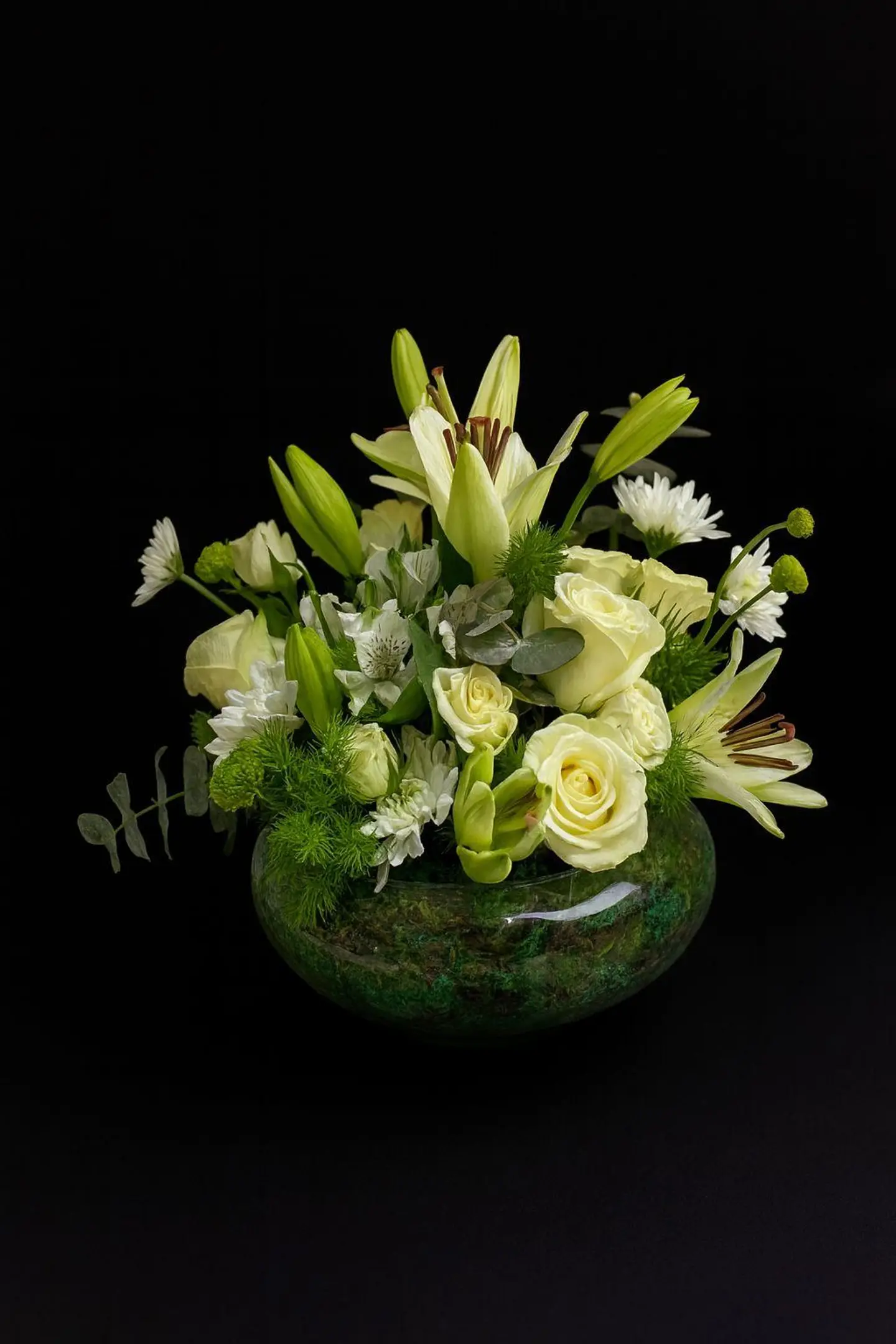 Beautiful White Rose Bouqet With Round Vase