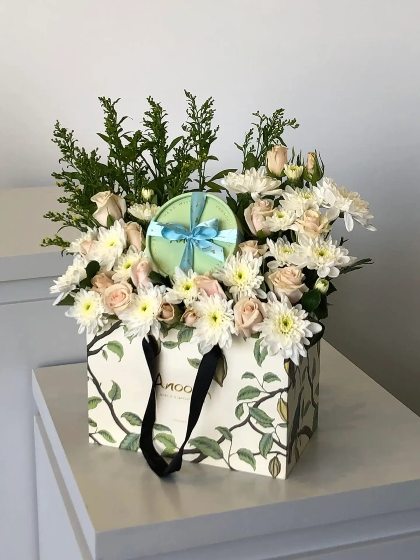 108 Grams Of Anoush Chocolate With Natural Roses 109
