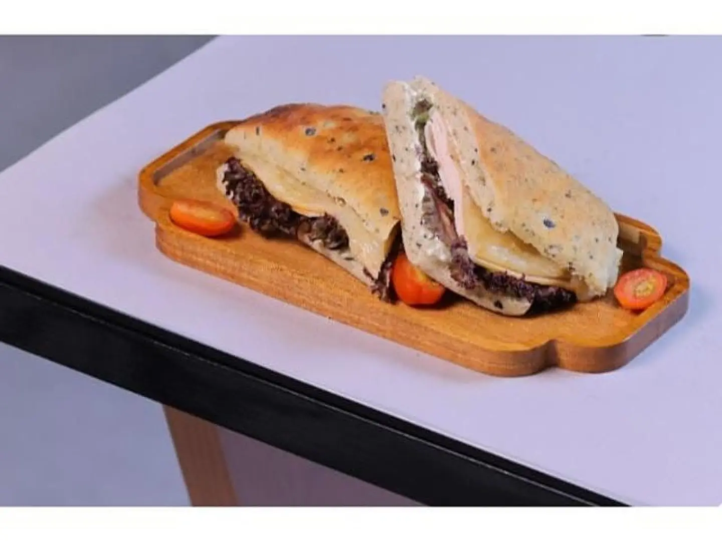 ساندوتش ديك رومي مدخن وقشقوان