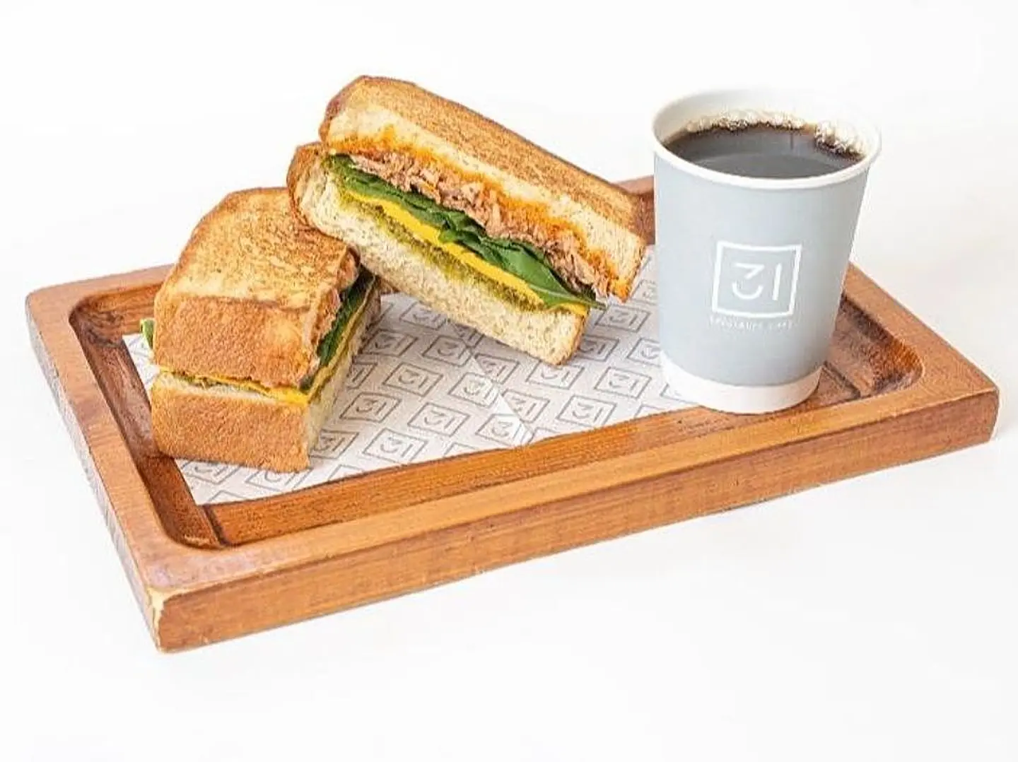 قهوة اليوم مع ساندوتش التونة الحارة بالبستو