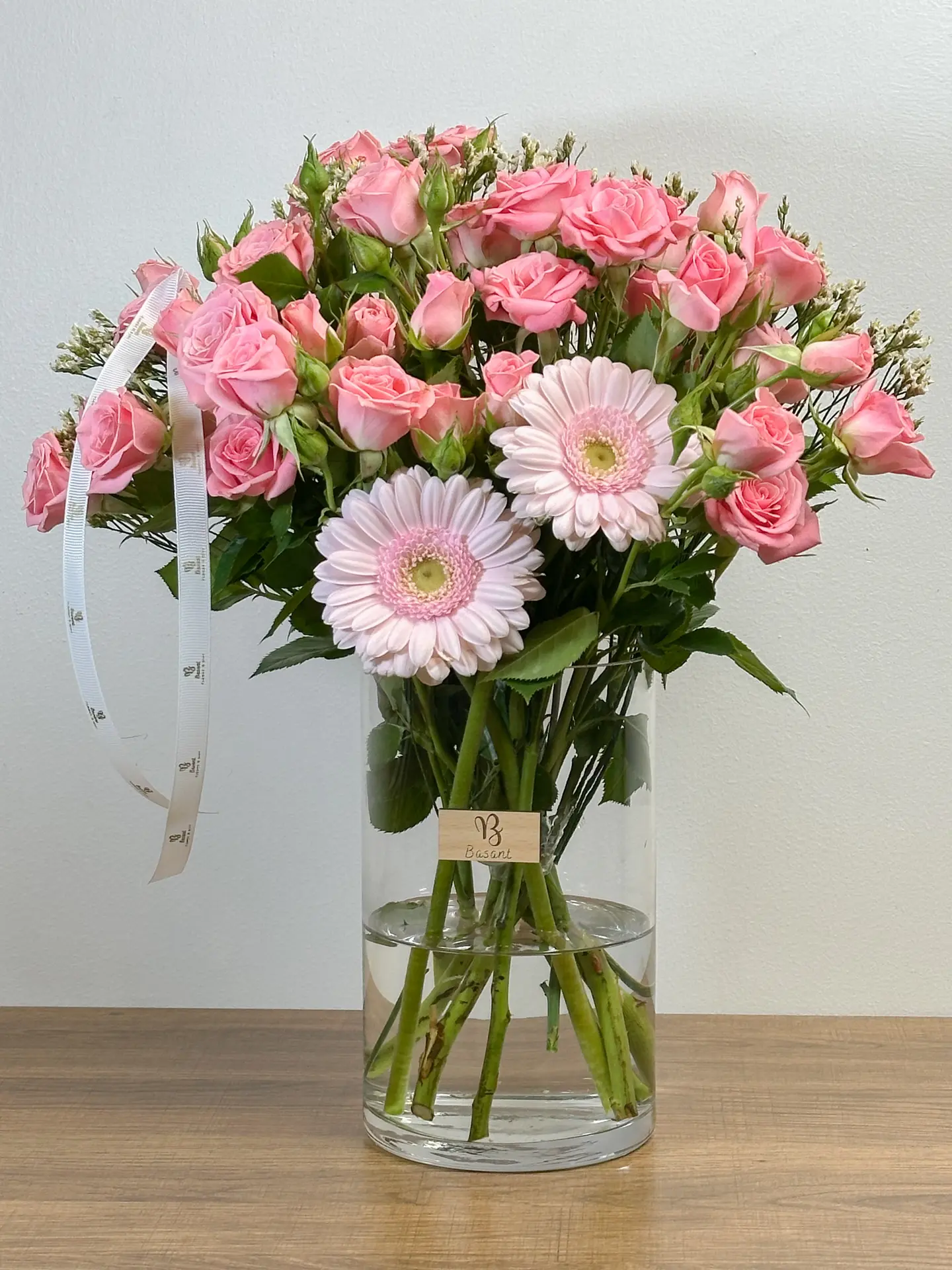 فازة مع ورود طبيعيه