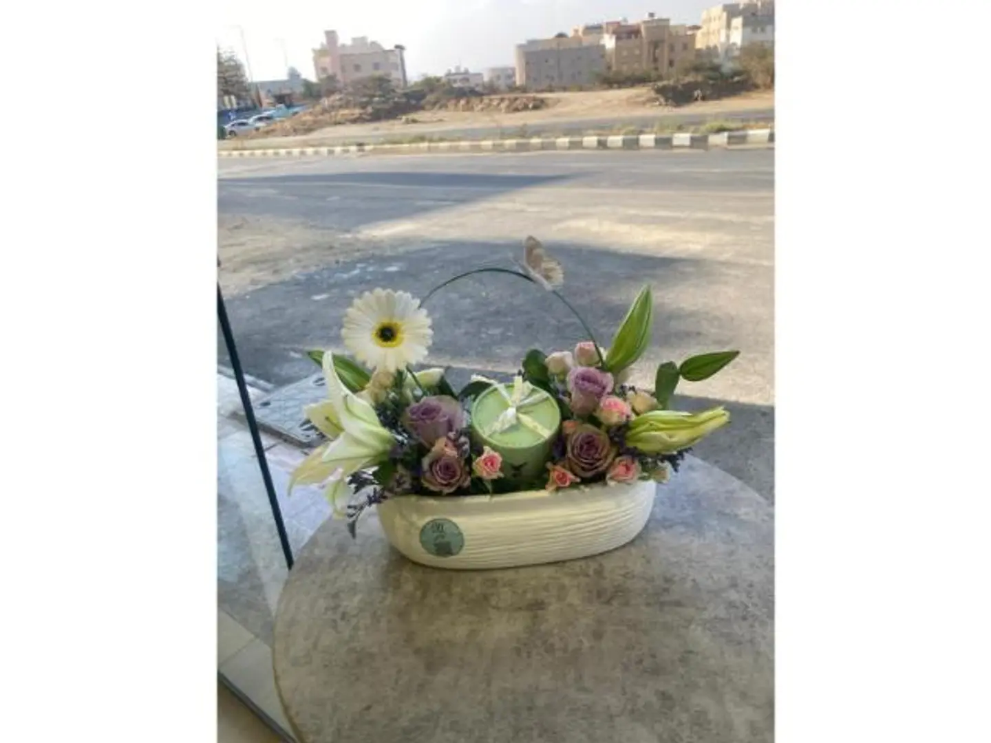 فازة ورد مع حلاوة أنوش