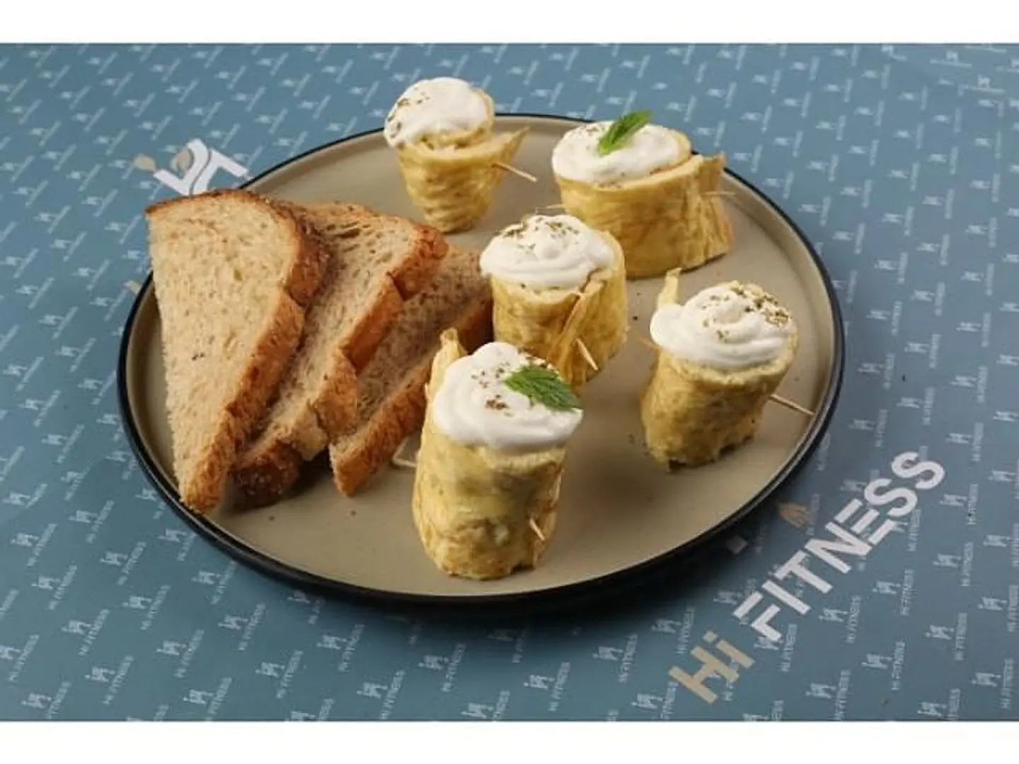 رول البيض باللبنة