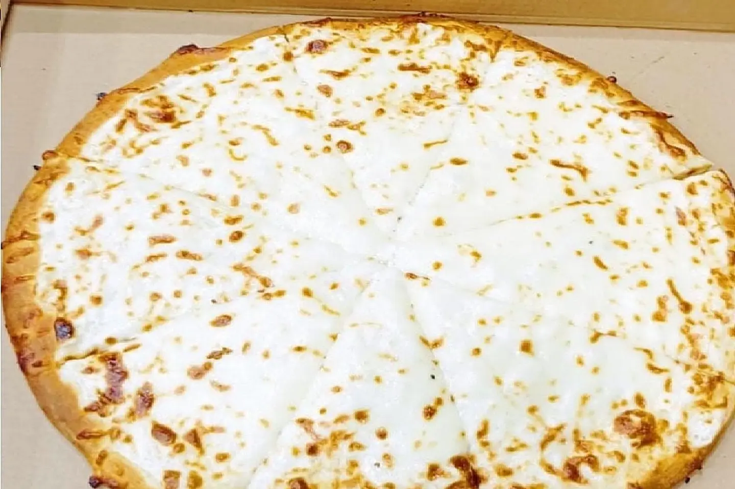 بيتزا جبن سائل