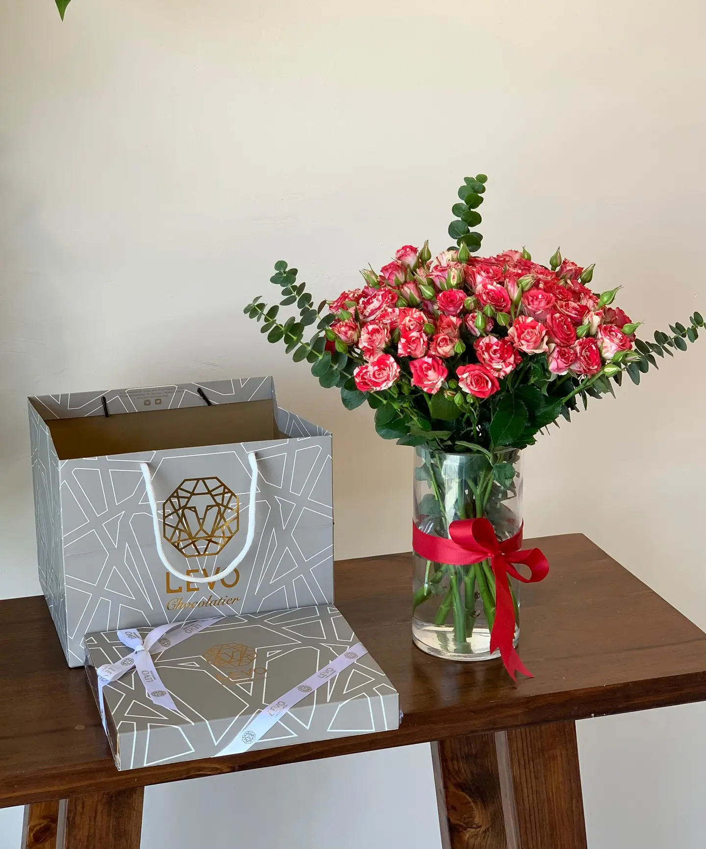 فازة ورد مميزة وشوكلت ليفو