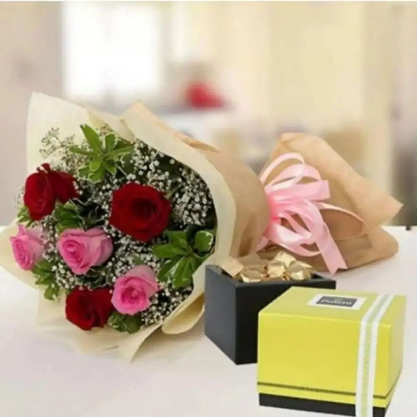 6ورد مع الاكسسورات باقه وربع حلاوه بتشي