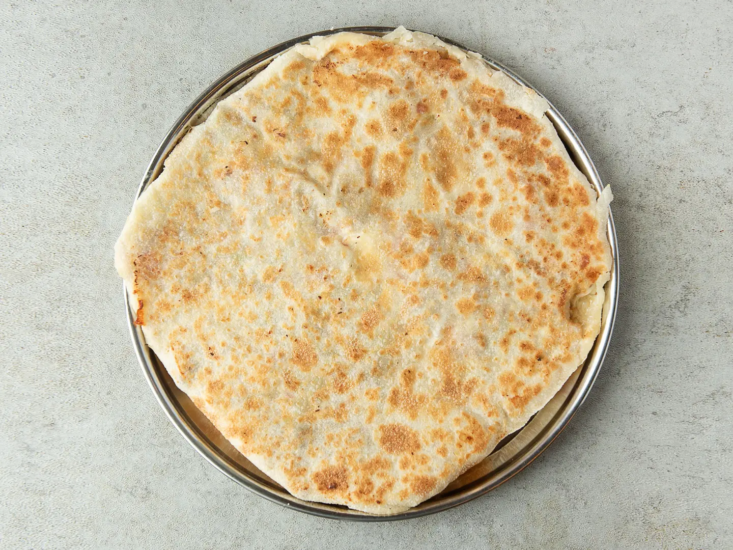 فطيرة سجق مع كيري وبسطرمة مع الخضار