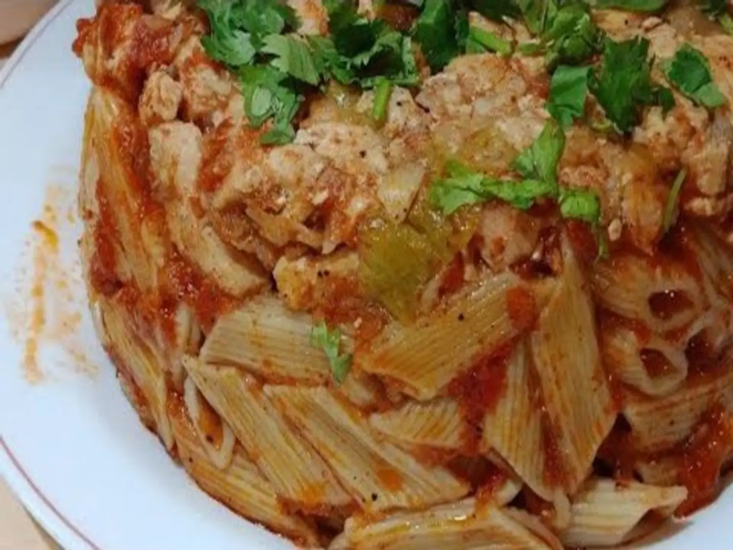 طاجن مكرونة قلم فرن بالدجاج المفروم