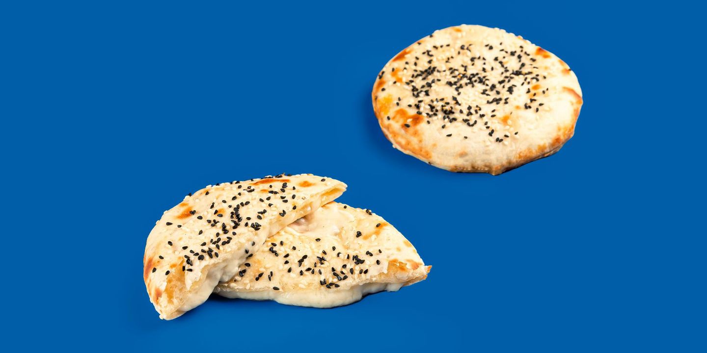 عيش مدور جبن عكاوي