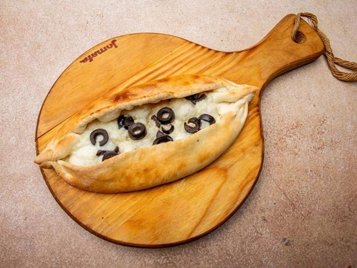 فطيرة جبنة وزيتون