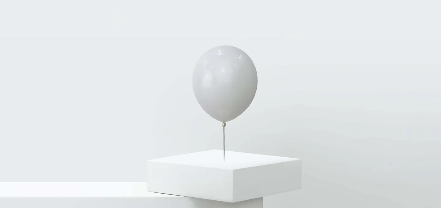 بالون ابيض عادي