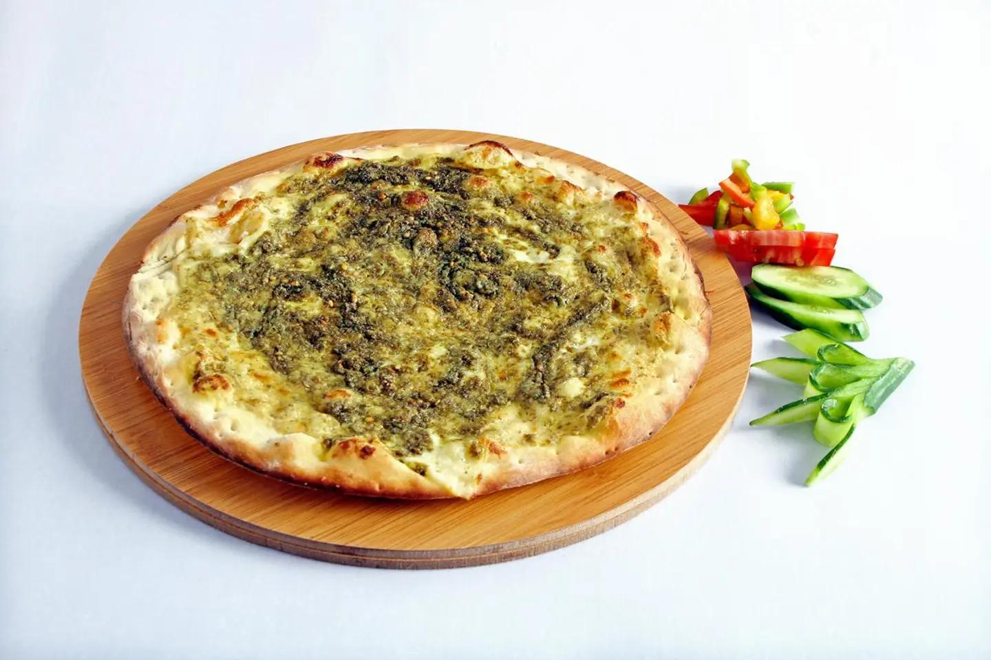 مناقيش لبنة بالزعتر والزيتون