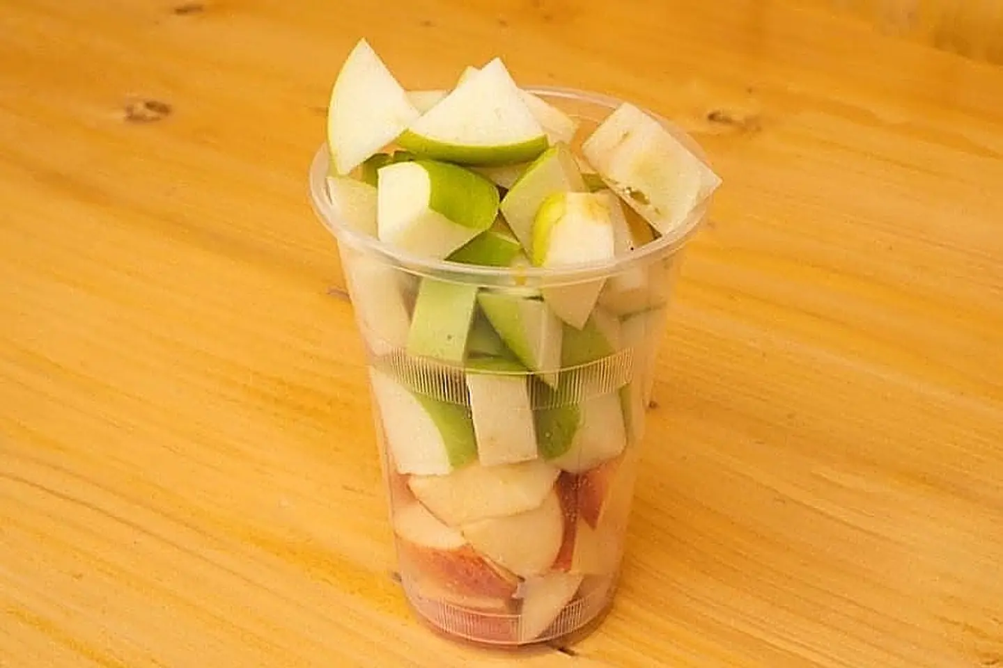 قطع تفاح احمر