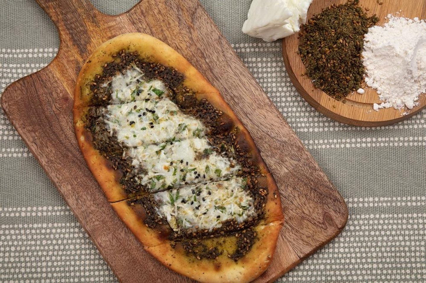 فطيرة لبنة بالزعتر