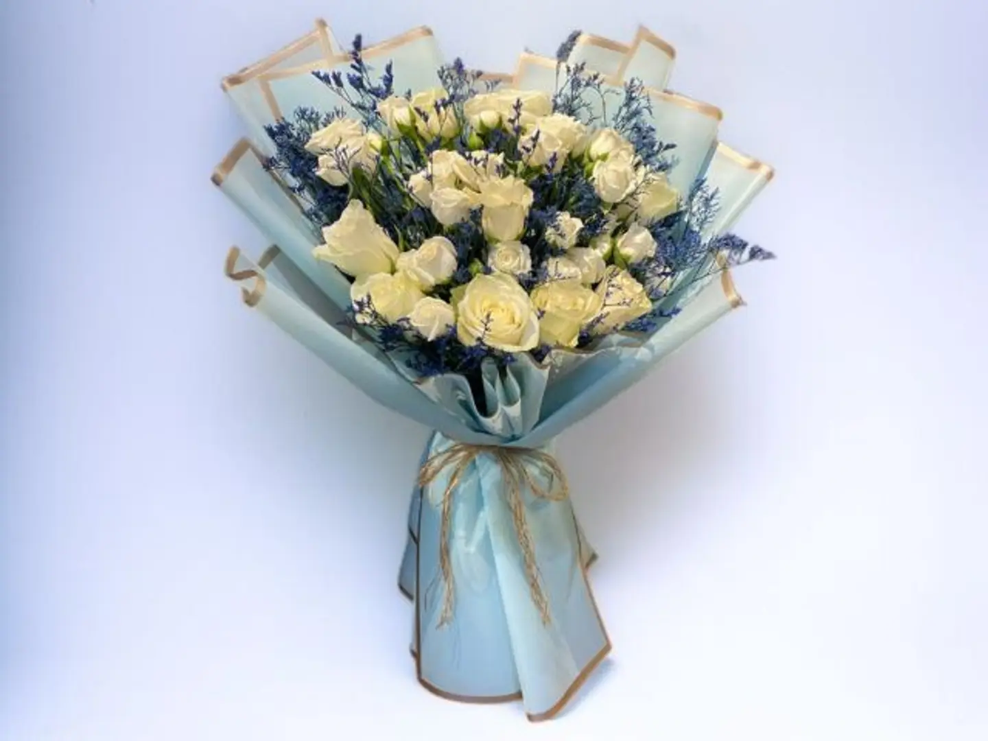 باقة ورد جوري أبيض وستاتيس أزرق