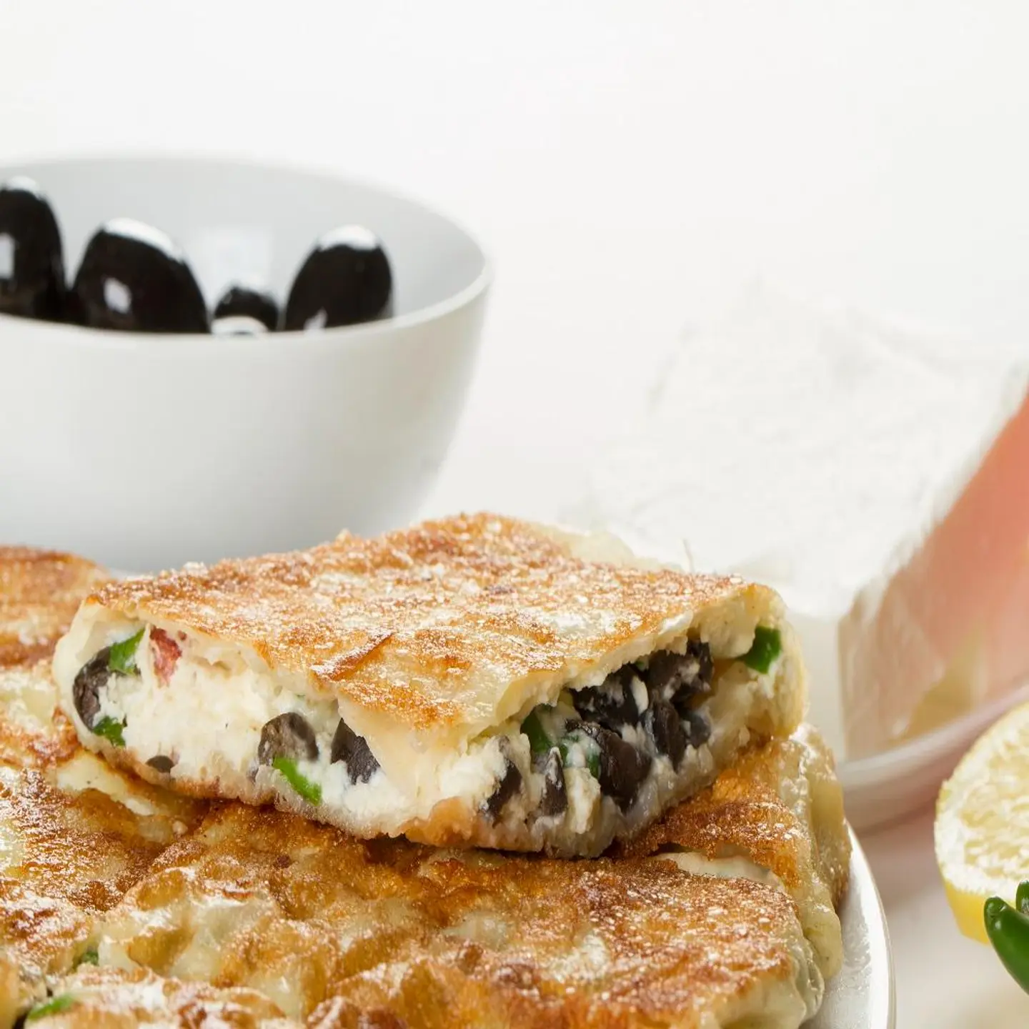 مطبق جبنة بيضاء مع شرائح الزيتون