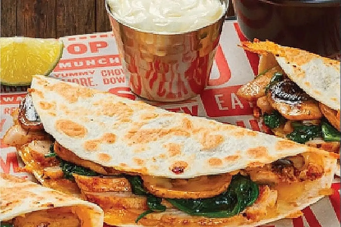 كساديا الدجاج بالفطر والسبانخ