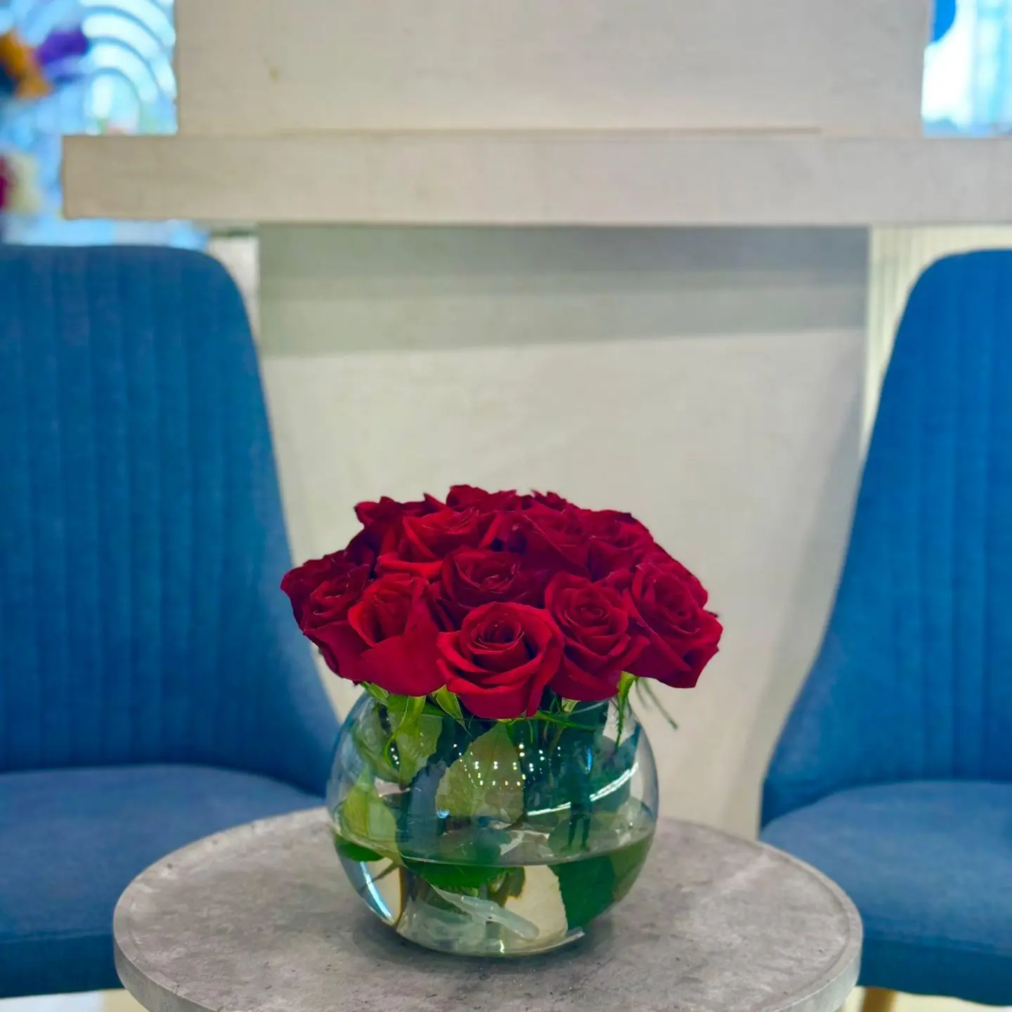 فازة قزاز دائري شفاف مع الورد الجوري