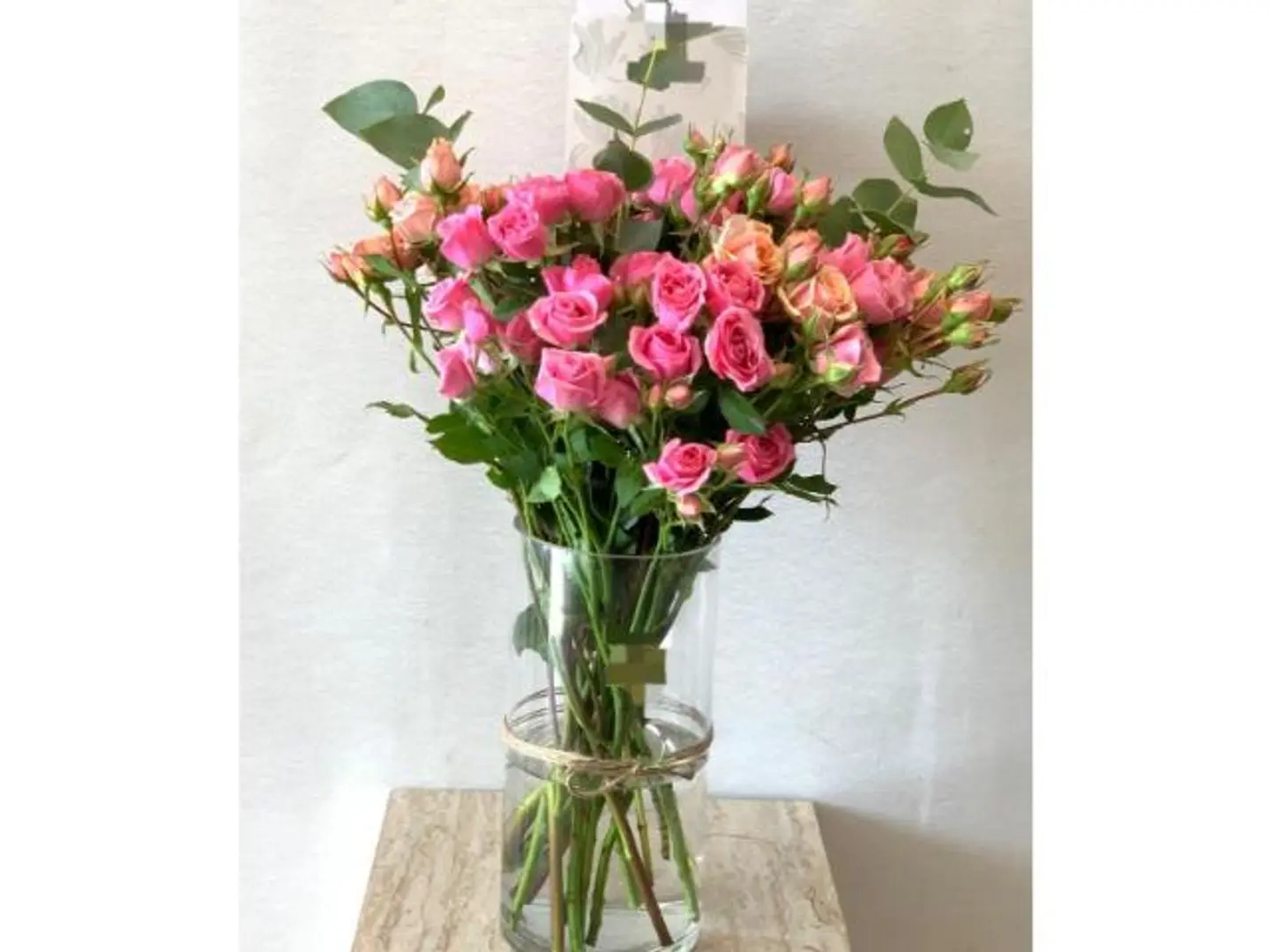 فازه انيقه مع ورد باللون الفوشي