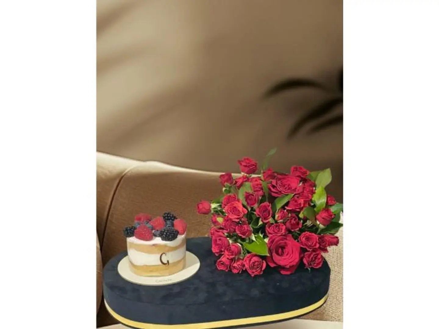 كيكه الاهداء المناسب مع ورد على استاند مخمل