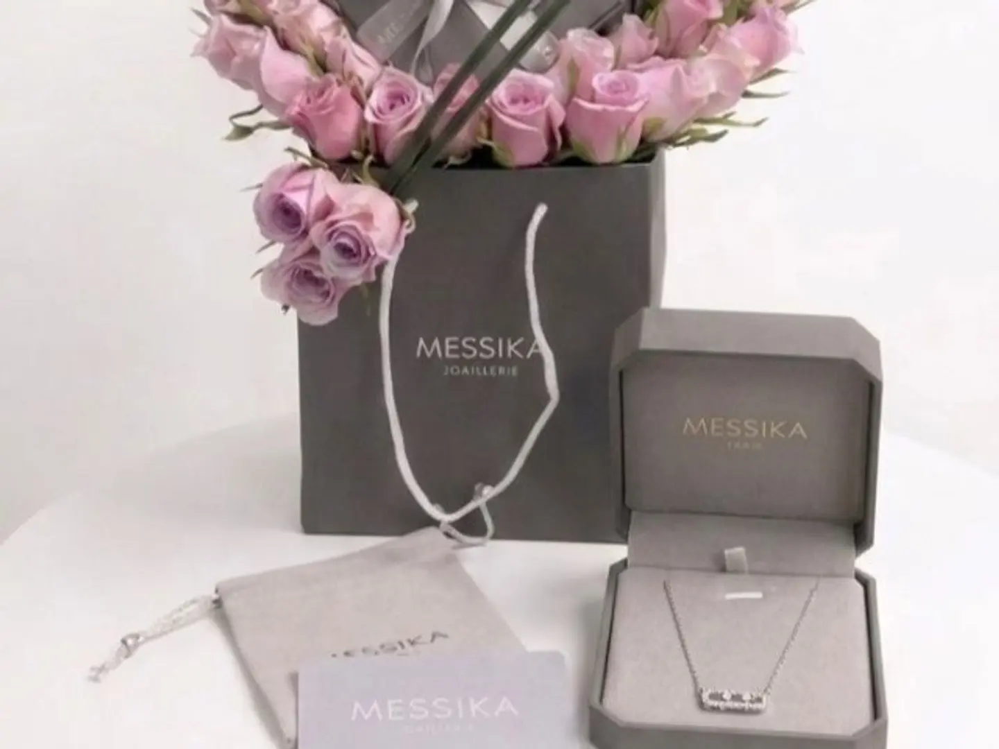 High Quality Necklace With Luxury Arrangement And A Free Card.