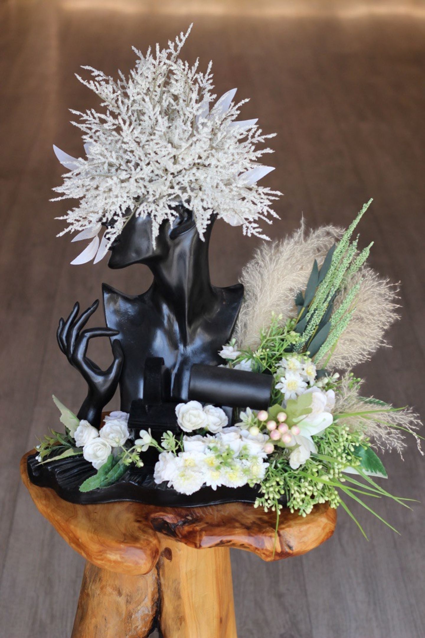 Mannequin Of Elegance And Flower