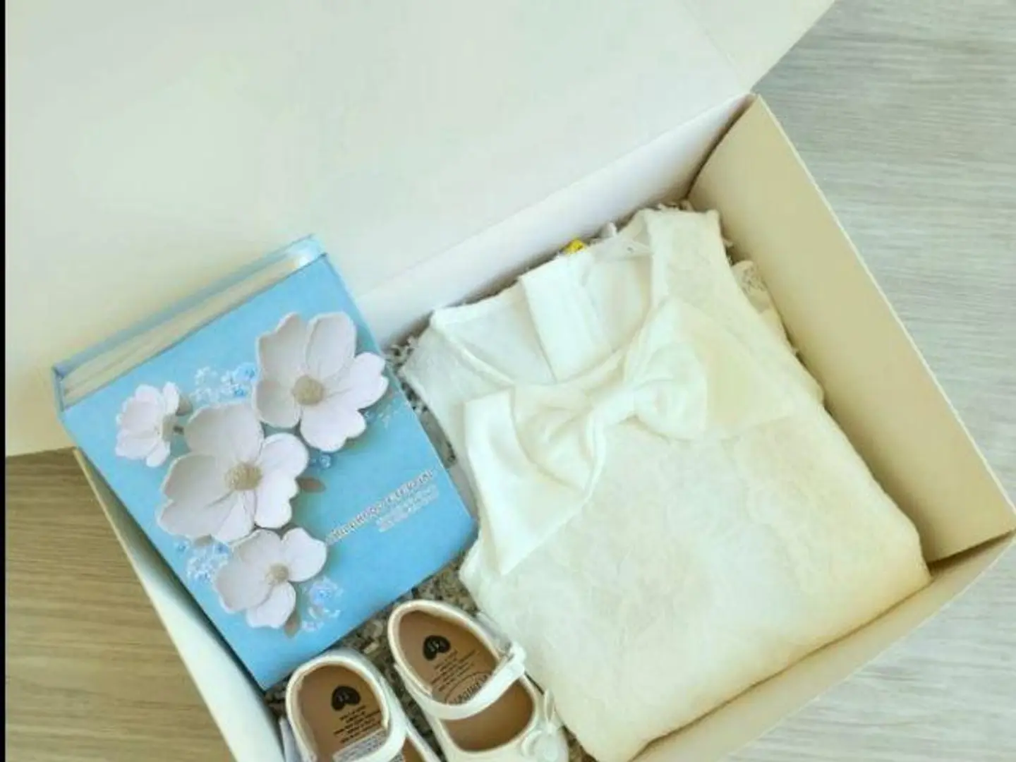 فستان دانتيل أبيض