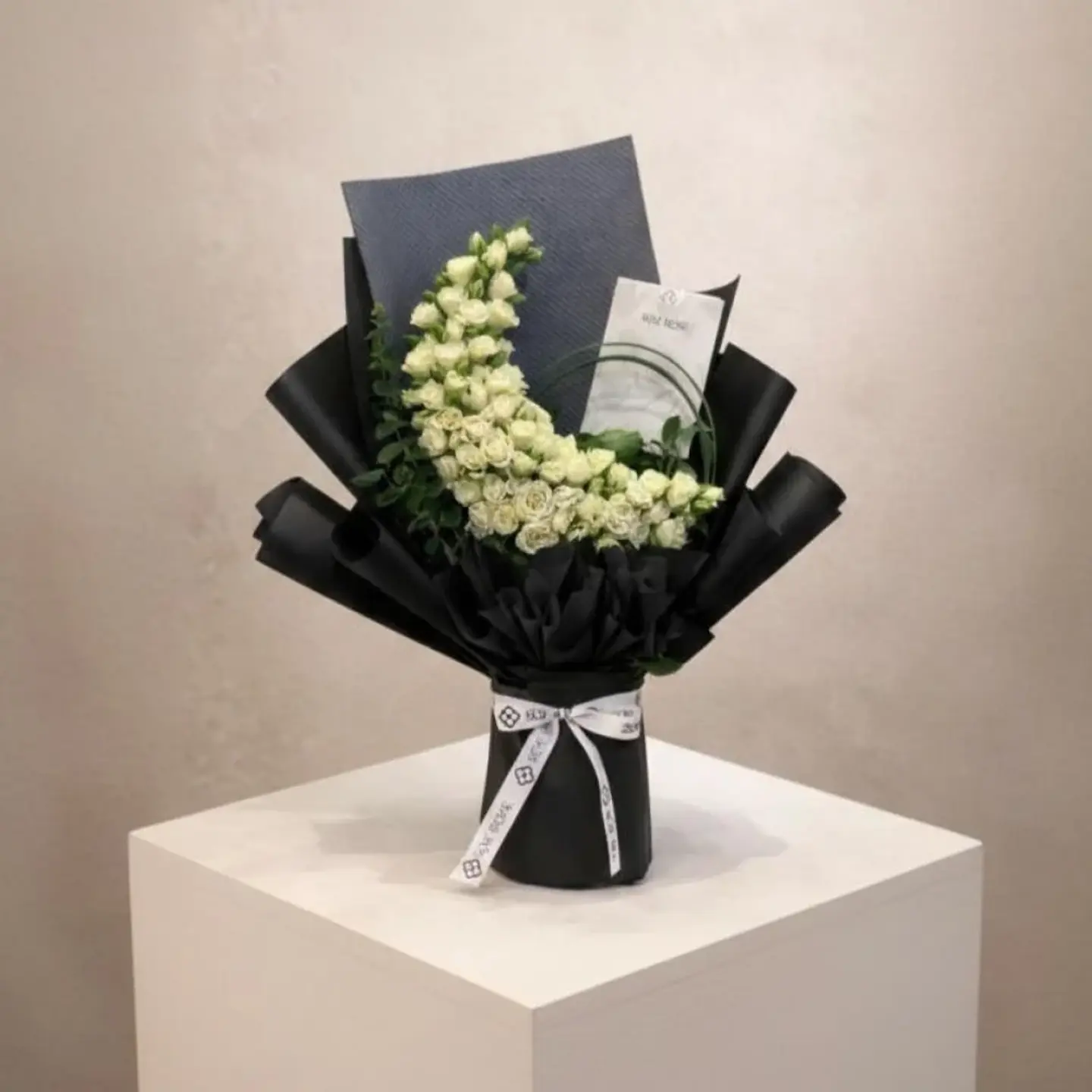 Luxurious Night Crescent