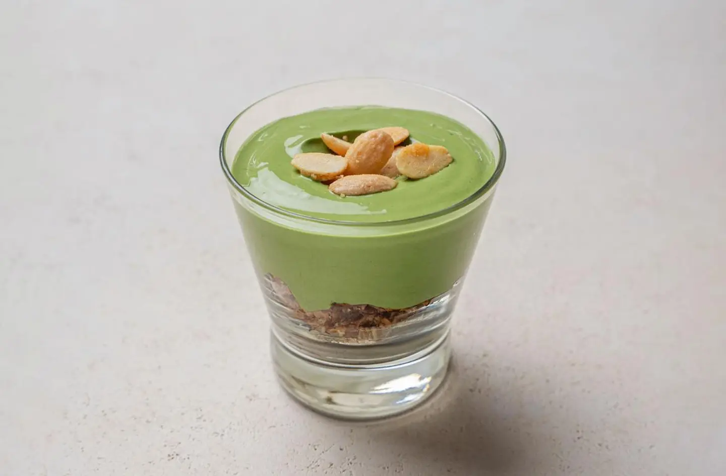 كوب الزبادي مع الماتشا